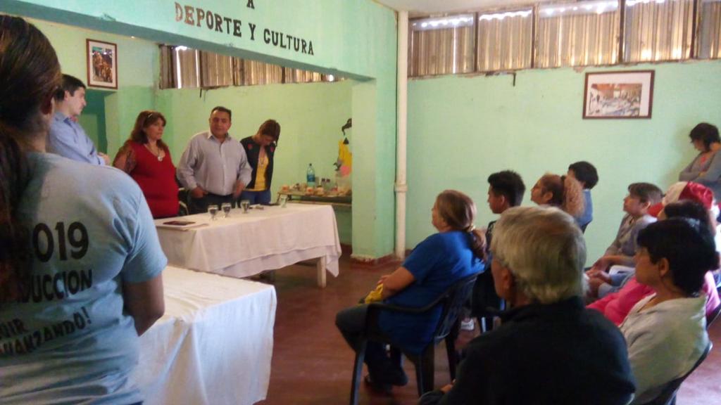 FlorenRochh's tweet photo. #RegularizaciónDominialTuc
#FirmaDeEscrituras #LasCejas
Junto a la Delegada Cristina Contreras , familias del Barrio El Progreso - Las Cejas, firmaron hoy la Escritura de su casa. @SilviaLauraPER3
@ferogel @jorgemarquez62 @GobiernoTucuman https://t.co/VVmxqmFyl5