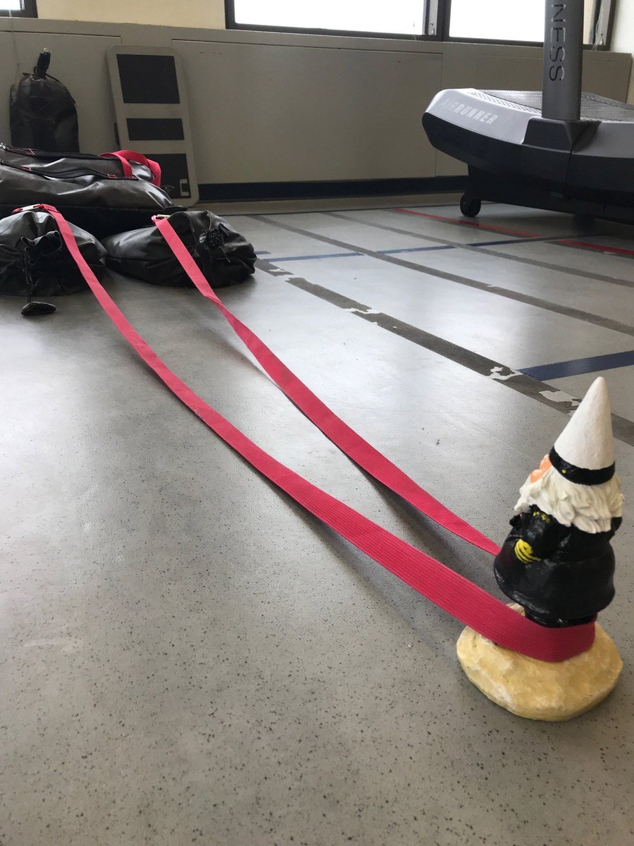 MarineRoyaleCan's tweet photo. Le @GnomeGnaval, qui parcourt actuellement le Canada de la côte Est à la côte Ouest, s’est arrêté au Quartier général de la Défense nationale pour voir l’équipe de commandement de la #MarineRC. @CFBEsquimalt #DothD #Dslq #GnavalGnome https://t.co/Gl24pqo9gA