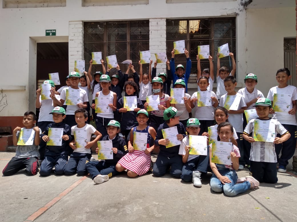 Entrega de de diplomas escuela Alfonso Velázquez Mazuera y escuela General Santander en San Bernardo Cundinamarca #Somospáramo <a href="/FundacionalmaCO/">Fundación Alma</a> <a href="/cristivenegas_f/">Cristina Venegas F</a> <a href="/alegriafonseca/">Alegria Fonseca</a> #ICBF