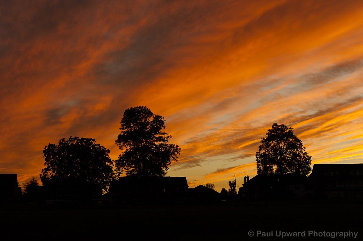 paulupward1's tweet photo. It's hard to resist when the evening sky over #GoldHillCommon in #ChalfontStPeter is this spectacular. @KDicksonCSP @ChalfontOtters @JF_Chalfont @KeepItLocalCSP @CSPme @VisitChilterns @ChilternCouncil @BucksLifeMags @CSPParishChurch @GoldHillBC @FiredWorksGlass #keepitlocalcsp https://t.co/C7Pwfq0Wff