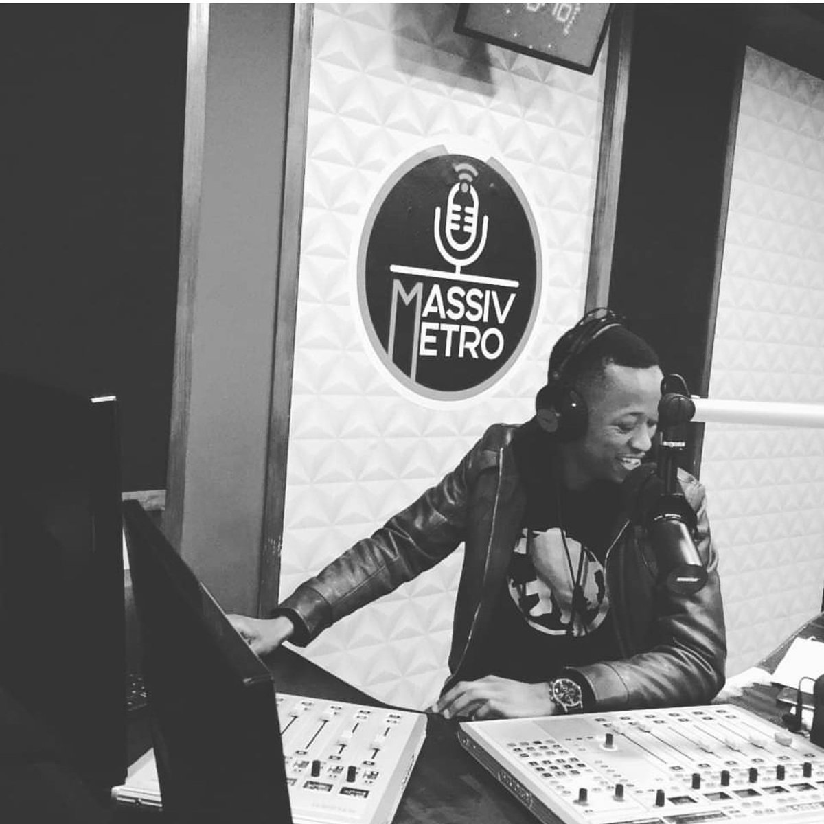 phenom_media's tweet photo. We did say this week Phenoms are taking over Massiv Metro on #djsbubreakfastshow . Tomorrow @MrTTPhasha will be handling business from 5am- 9am so its one not to miss.... #nothingbutphenomenal #phenomradio https://t.co/iCefiOw80Z