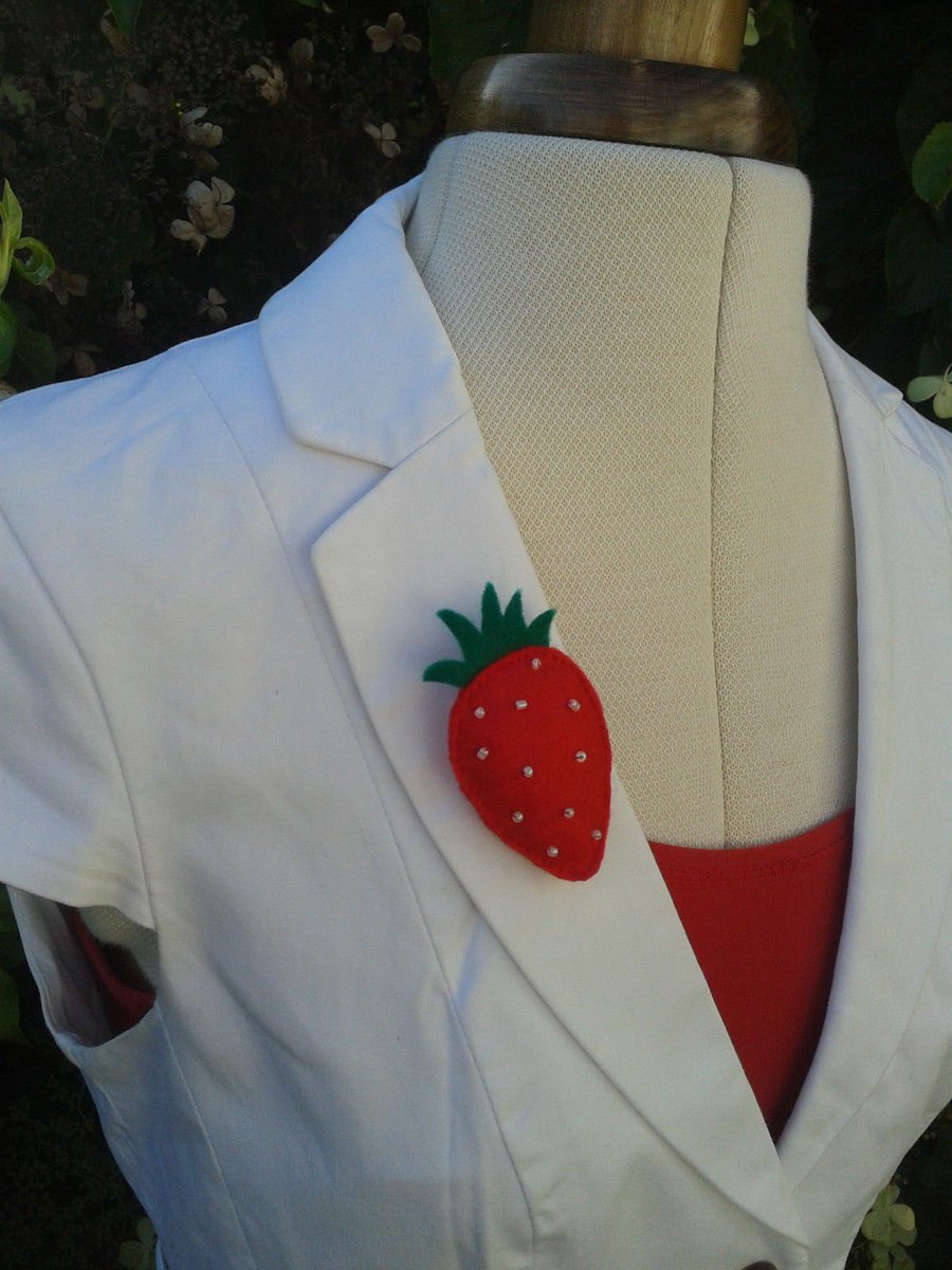 A #handmade #red #strawberry #brooch to complete your #summery outfit! rover.ebay.com/rover/1/711-53…