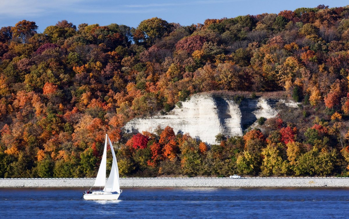 ILGreatRiverRd's tweet photo. A! I might be biased, but the #GRRIL is a great fall #travel  destination! 550 N-S miles means a month of peak fall color, apple  orchards, great fall festivals, and no one does pumpkins like Illinois! #twchats https://t.co/uLkNoWO1VA