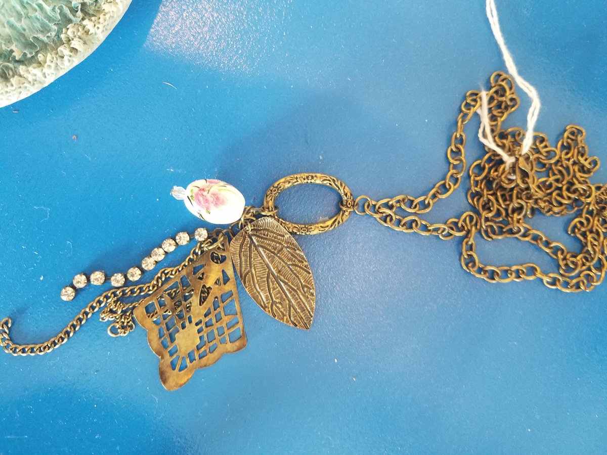 LularoeMade's tweet image. Beautiful dangle necklace! $16 #bling #sparkle #jewelry #wonderfullymade #shopnewportrichey