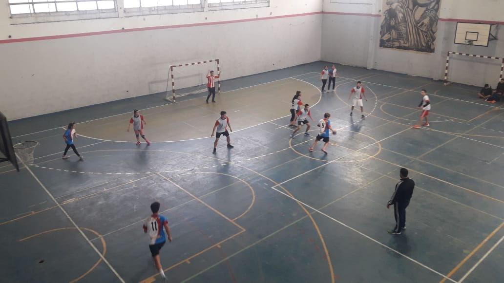 Valperezzon's tweet photo. DGCYE-DEF
Etapa Regional del Primer Intercef Provincial. De esta manera lo disfrutan, en la Región 1, con la disciplina Handaball 
@gzinny @sergesiciliano @BAeducacion 
#Intercef #Handball https://t.co/RbZOputect