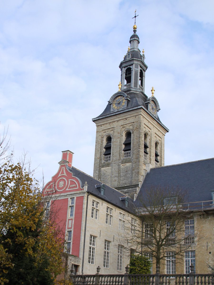 beiaardkuleuven's tweet photo. Tomorrow #ParkAbbey near #Leuven will regain its historic carillon after 221 years of absence. Starting at 8 am, 40 replica bells, clappers, a keyboard, a cabin, a radiator and some ironwork will be hoisted. Don't miss that moment and have a last look here at the empty lantern. https://t.co/6BrAST0ugp