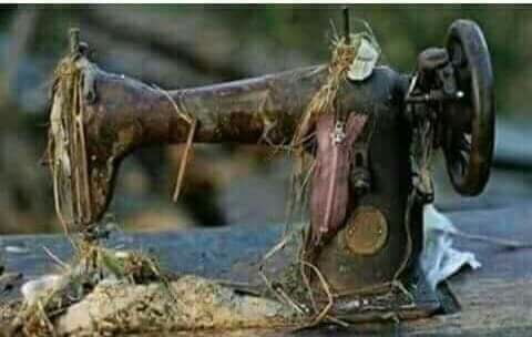 #بوح_مسك
فلتذكر يابني ،،
أني مع كل غرزة على هذه الماكينه كنت أخيط مستقبلك 
كنت اطرز حياتك بخيوط من الذهب ، كنت انسج أثواب السعاده لك ،

فلا تُبكيني وتنساني...💔💔