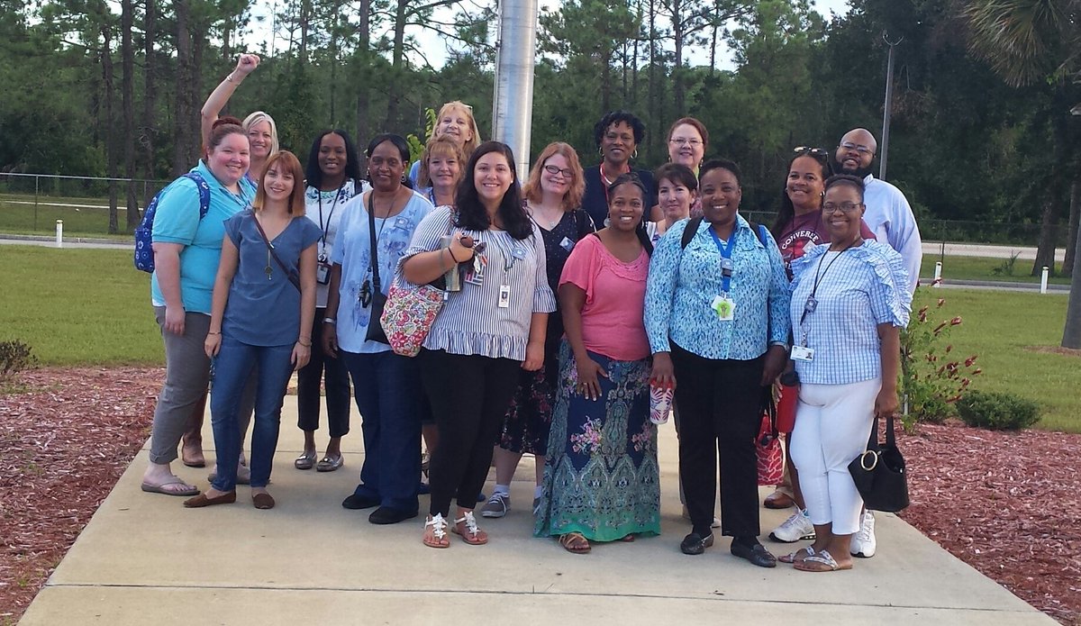 ealbert0802's tweet photo. Week 2 and wearing blue @PTEVUE #teamKIDSvcs @VUEPresident #ru4ed #denimstration https://t.co/YpaeXoEaOV