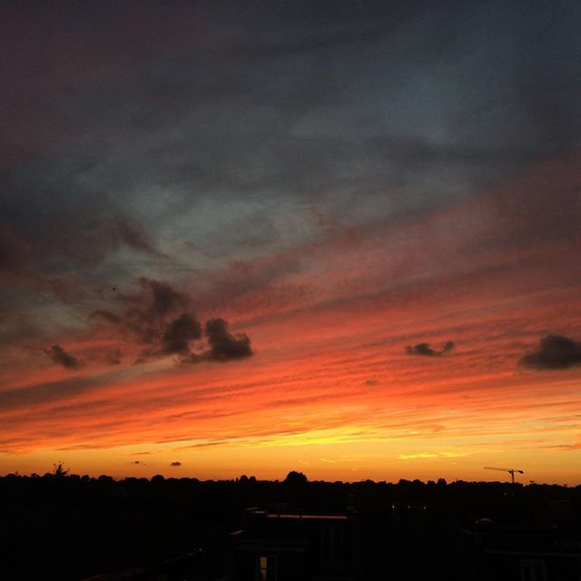 Autumn is here. Lots of cameras pointing at this in London tonight. ift.tt/2QuVXLI