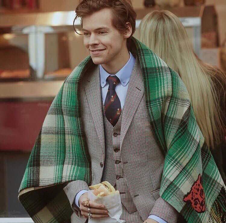 hrystlt's tweet photo. Es que Harry Styles en serio es real, vean lo que es este photoshop, si harry tan solo en fotos está acabando con nuestra salud mental, se imaginan lo que sería tenerlo en persona, no basta el día en que conozca a este hermoso ser, llamado Harry Styles ese día preparen mi funeral https://t.co/w3iVibJ5Xb