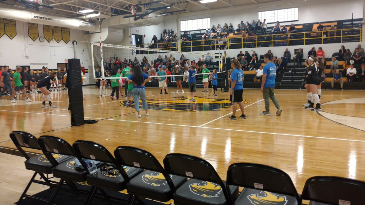 SylProjectUnify's tweet image. We had a great time playing volleyball last night! Thanks to all our amazing participants and cheering fans :) #ProjectUnify