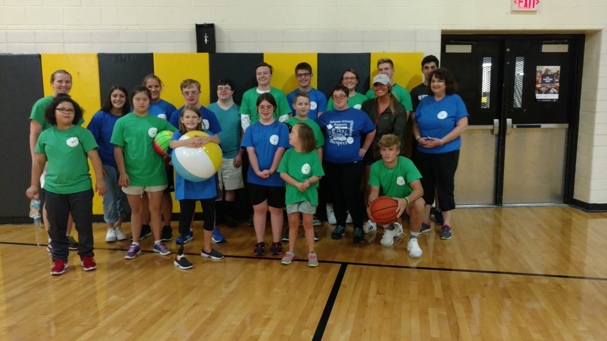 SylProjectUnify's tweet image. We had a great time playing volleyball last night! Thanks to all our amazing participants and cheering fans :) #ProjectUnify