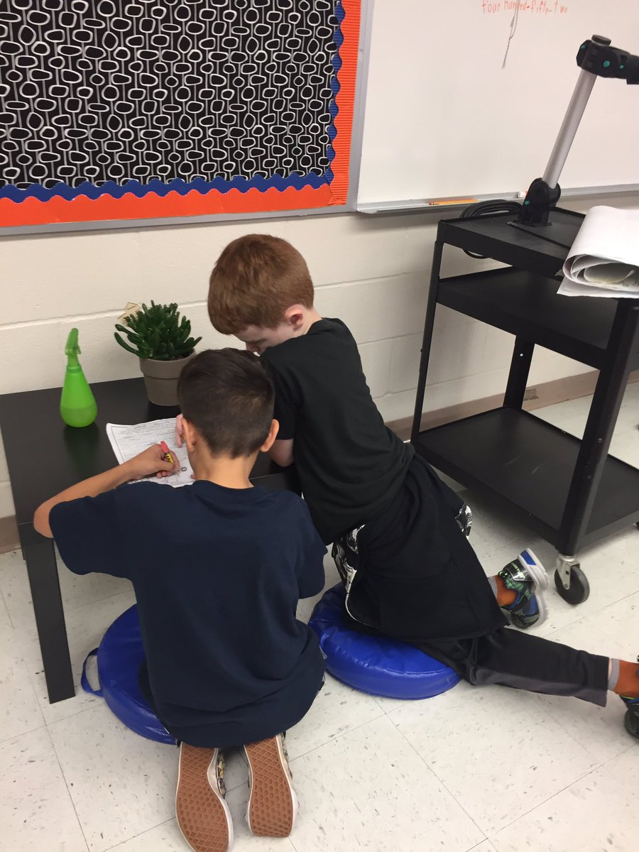 danabickley's tweet image. Working on our #venndiagrams #comparingandcontrasting hedgehogs and porcupines. Our Tweetmaster thought the most interesting thing was that porcupines have up to 30,000 spines and hedgehogs have up to 5,000 spines. #interestingfacts #bickleysblazers