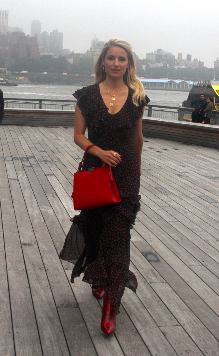 DiannaAgronFans's tweet photo. 📸 Full HQ Gallery of Dianna Agron attending Michael Kors Show thanks to the lovely @DiannaAgronCom - #DiannaAgron #MichaelKors #NYFW #NUFW18 #nyfw2018 #AllAccessKors @DiannaAgron @MichaelKors https://t.co/TONuUppLny https://t.co/PIpWoLZiNQ