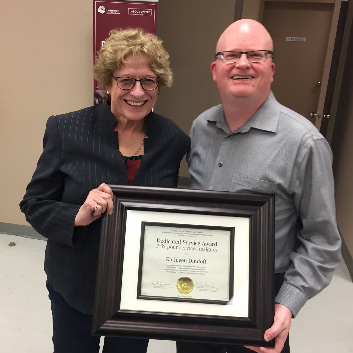 lenelliott's tweet photo. #OPSEU - Kathleen Dindoff of @opseulocal110 receives Dedicated Service Award from @CAUT_ACPPU Darryl Bedford delivers award at London Labour Council!
Congratulations Sister!
@OPSEU 
@SEFPO https://t.co/IbXcbPPeuy