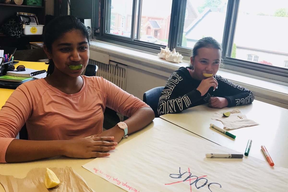 kristy_kddthwt's tweet image. Focusing on descriptive language. Describing a lemon and lime without using the word,Sour. Wish I got pics of us trying wasabi peas and describing them without using the words, Spicy or Hot. #theresathesaurusinsideofus #descriptivelanguage