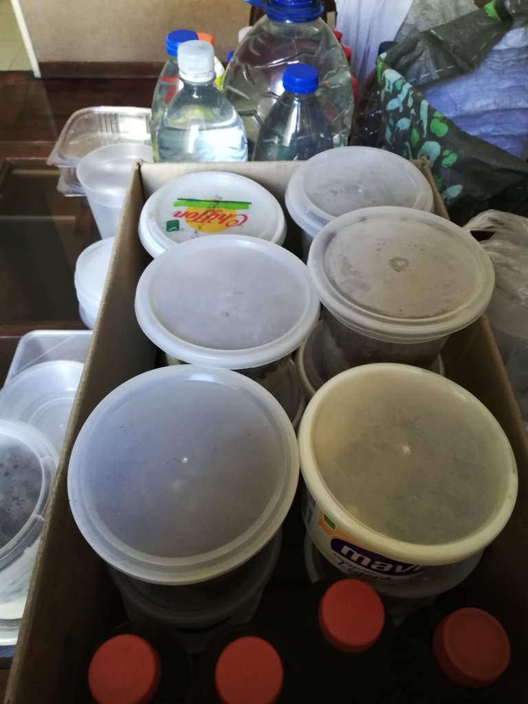 CarlitOFF's tweet photo. Amigos de Caracas hace un año estoy haciendo comidas para los niños y familias en situación de calle, este año ha sido difícil encontrar envases plásticos, sí me pueden ayudar a conseguir o donar cualquier tipo envases plásticos con tapa por favor escríbanme.  ❤️RT https://t.co/gj9Hf3Qo0q