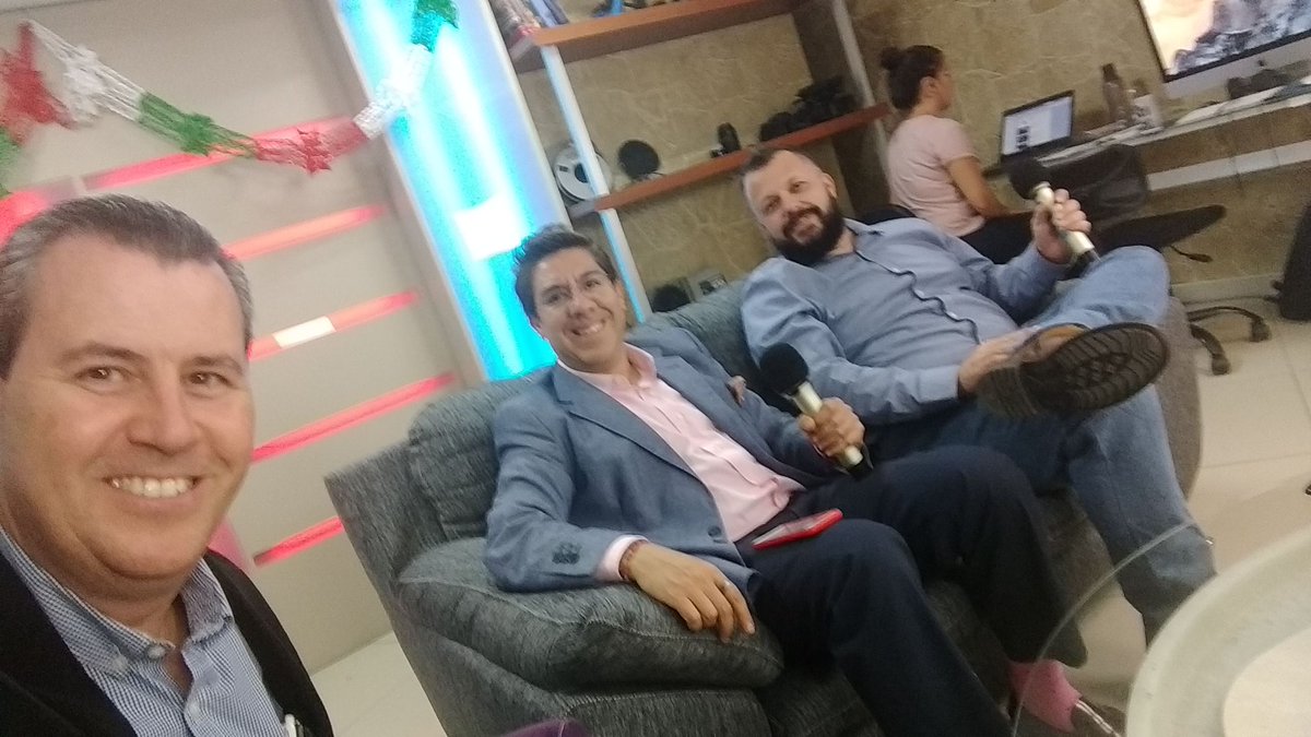 Ramiro_Escoto's tweet photo. Hoy tenemos #ElAjedrez con @jpaltamirano y @orsonjpg : #RosarioRobles #TupperwareChallenge y El caso yedickol - Blanco 9pm en @xtitv y https://t.co/o2n7O77Yym https://t.co/ZckPYWqQ6a