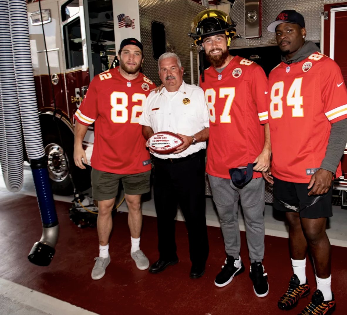 Chiefs's tweet photo. Tight ends visit North Kansas City Fire Department "To show [first responders] our appreciation for the sacrifices that they make every day.” - @tkelce 

➡️ https://t.co/sXIDN8Jlzj https://t.co/AOKKL3RFmR