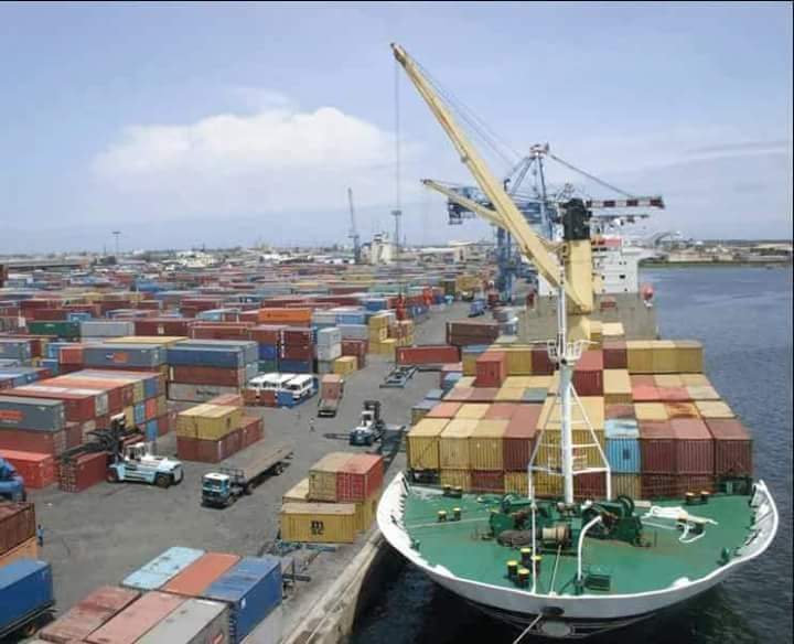 LaminePhilo's tweet photo. #Guinée #Conakry :Aucun travailleur ne sera licencié au port autonome de Conakry. https://t.co/FbYJus97WH