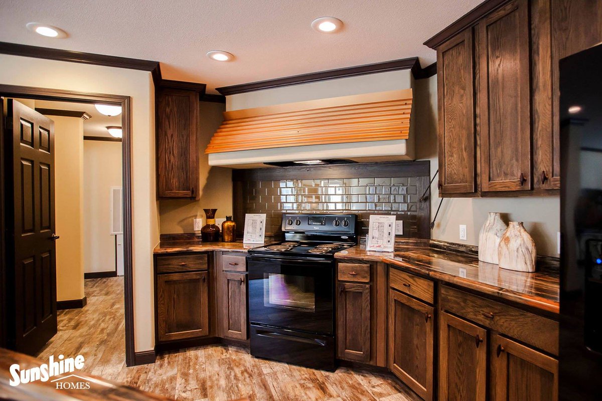 ARHomeCenter's tweet photo. The Independent 3264-286 decor &amp; design is a warm and inviting blend of traditional and country featuring rich wood &amp; wood grain styled surfaces, handcrafted cabinetry, and upgraded black appliances that add additional style and functionality. See More: https://t.co/RmYjVv5e1r https://t.co/MxWNCSwC8Q
