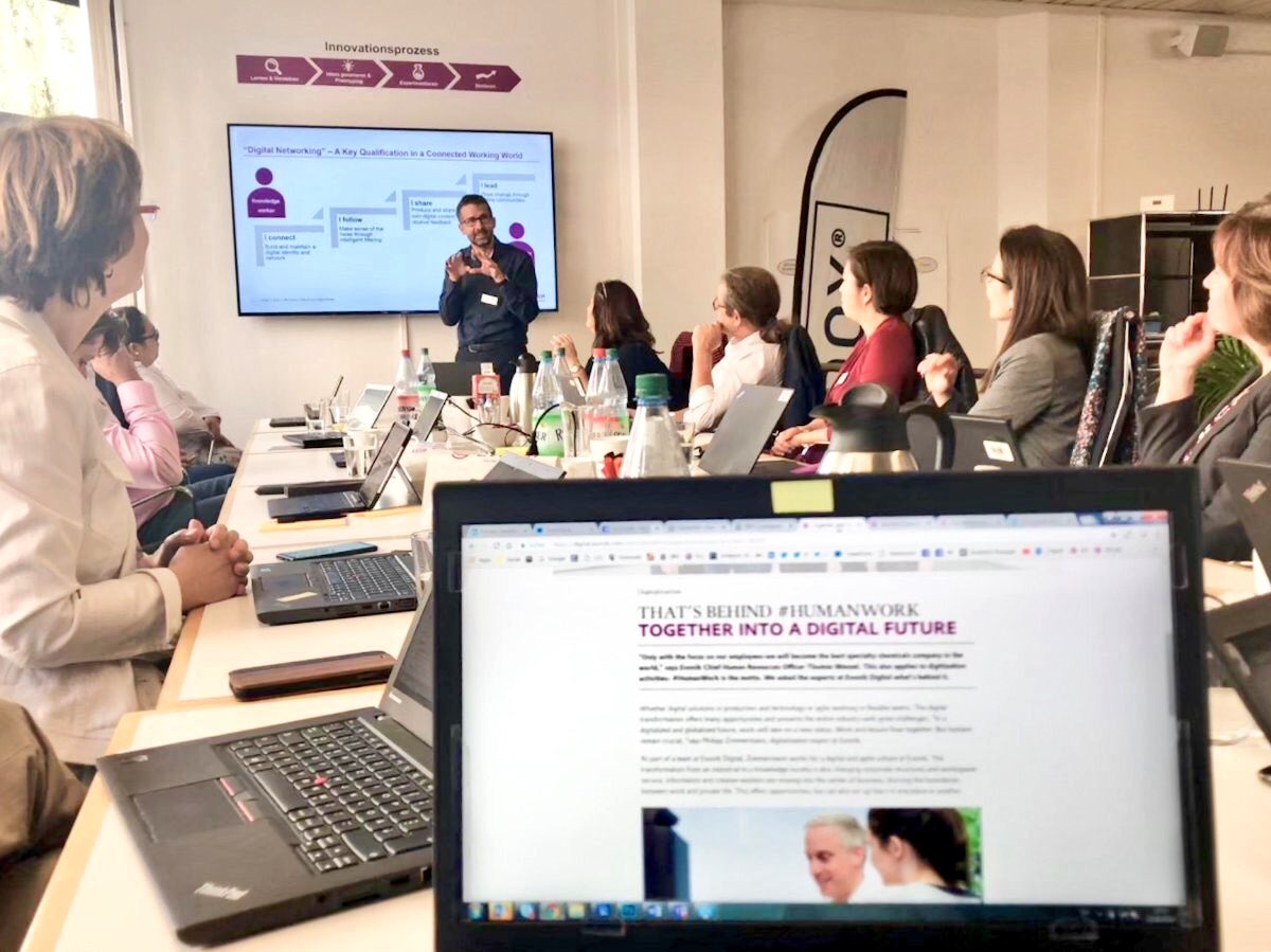 ruhrpottkind's tweet image. Been sneaking into the Evonik #HR community today! 🕵️‍♀️💡 First things first: #DigitalBreakfast while learning how to build a digital identity from our Social Evangelist @tipalemar (#rolemodel) 👏 Let’s turn the digital on! #EvonikDigital #HumanWork #HumanChemistry