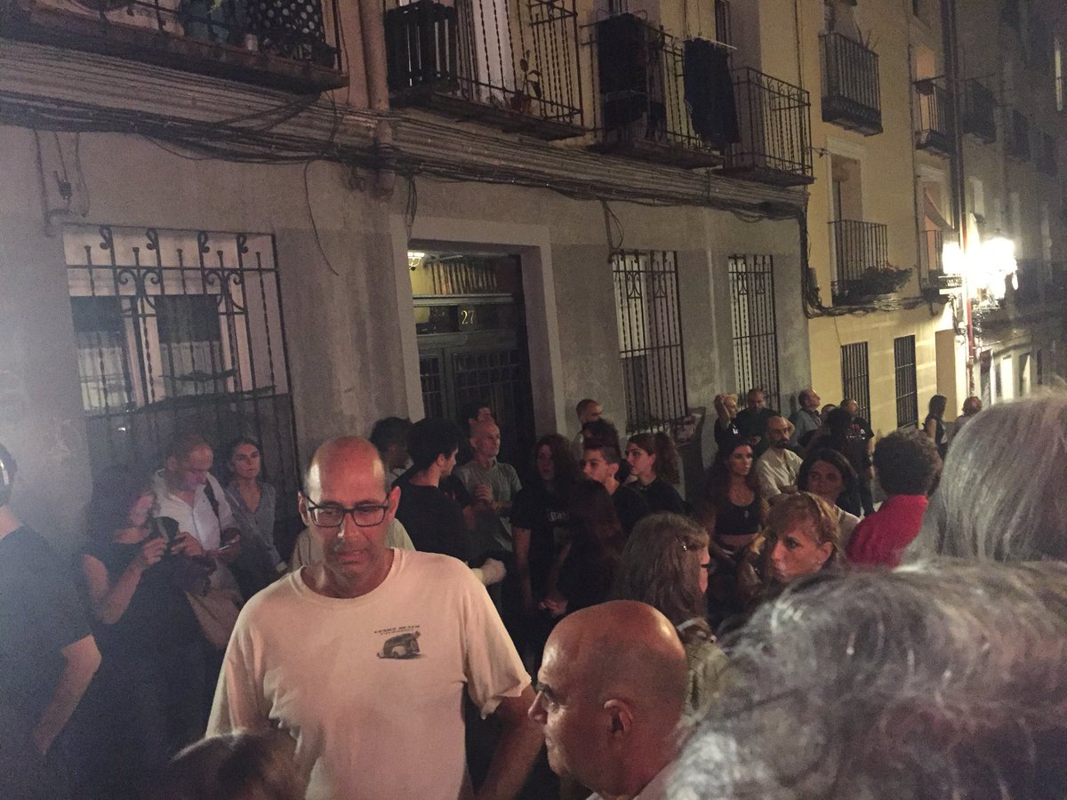 iDiarioES's tweet photo. Mucha gente en el @teatrobarrio por solidaridad con #WillyToledo #mecagoendios Libertad de expresión https://t.co/fSHinFbEyo