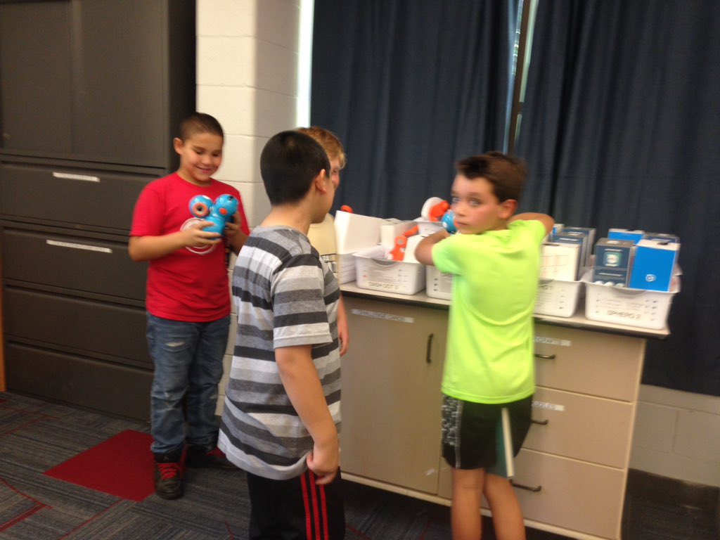 entwist412's tweet image. Much interest in our new Makerspace Robots! We&apos;ll be programming them soon! #wleced #Makerspace #Wonderrobots #dashanddot @WalledLkSchools #CommerceElem @carlinc3
