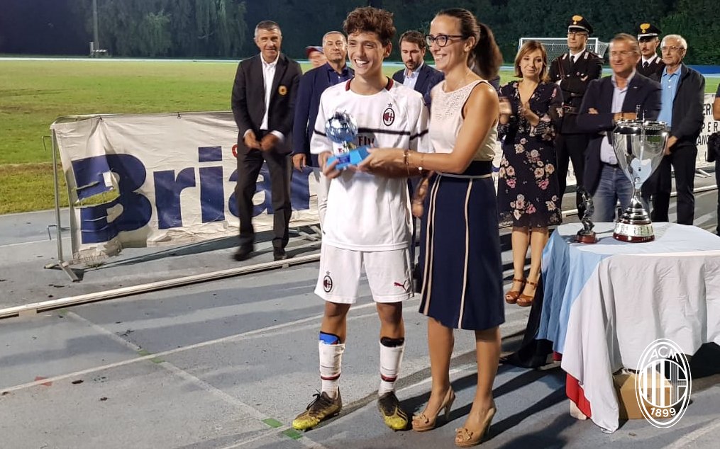 acmilanyouth's tweet photo. Premi individuali del Memorial Scirea 🥇
Miglior giocatore del torneo: Gabriele Alesi
Capocannoniere: Gabriele Alesi (5 reti)
Miglior allenatore: Gianluca Polistina https://t.co/CmZKjcPniN