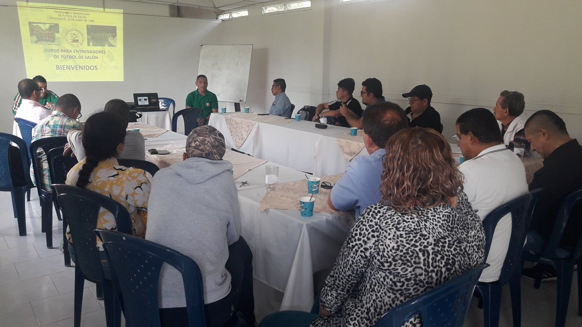 AcordQuindio's tweet photo. A esta hora varios periodistas del #Quindío asisten a la capacitación de #FútbolDeSalón (táctica y reglamento), expuesta por el entrenador venezolano de @caciquesquindio, César Pineda, en la Corporación #BoloClub. https://t.co/xEEvfNW5y7 https://t.co/FjNj9blLZ0