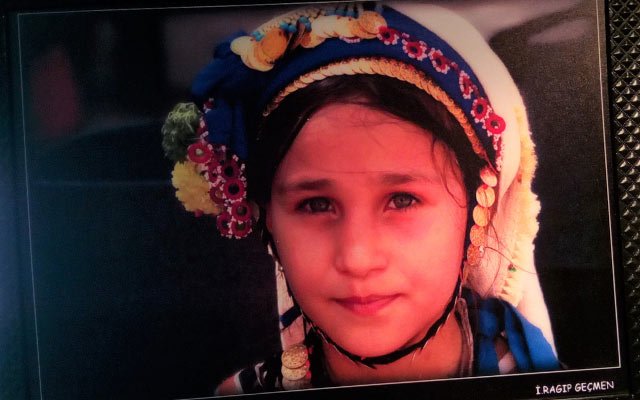 Geçen yıl hayatını kaybeden İzmir Gazeteciler Cemiyeti (İGC) Yönetim Kurulu Üyesi İsmail Ragıp Geçmen anısına düzenlenen İsmail Ragıp Geçmen’in Gözünden Dünyanın Bütün Çocukları Fotoğraf Sergisi, Konak Belediyesi Türkan Saylan Kültür Merkezi’nde açıldı.… goo.gl/9TtGgn