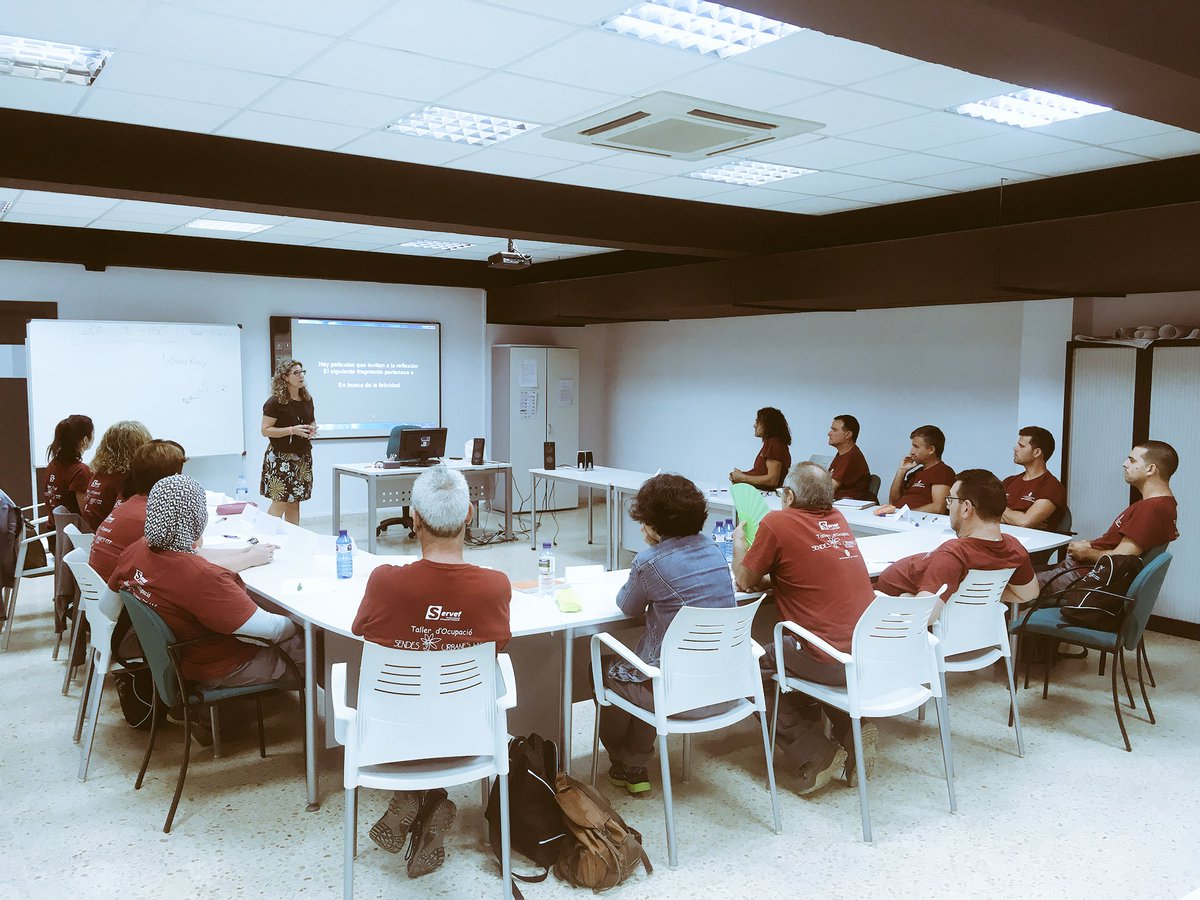 AtSafor's tweet image. Amb els alumnes del Taller d’ocupació Sendes Urbanes III per mostrar com preparar un #elevatorpitch Coneguent estratègies per presentar autocandidatures majors oportunitats de cerca activa d’ocupació #treballenequip @AtSafor @UrbalabGandia @aj_gandia #networking @TOSendesUrbanes