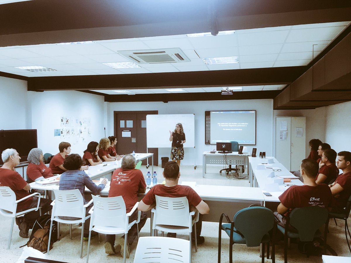 AtSafor's tweet image. Amb els alumnes del Taller d’ocupació Sendes Urbanes III per mostrar com preparar un #elevatorpitch Coneguent estratègies per presentar autocandidatures majors oportunitats de cerca activa d’ocupació #treballenequip @AtSafor @UrbalabGandia @aj_gandia #networking @TOSendesUrbanes