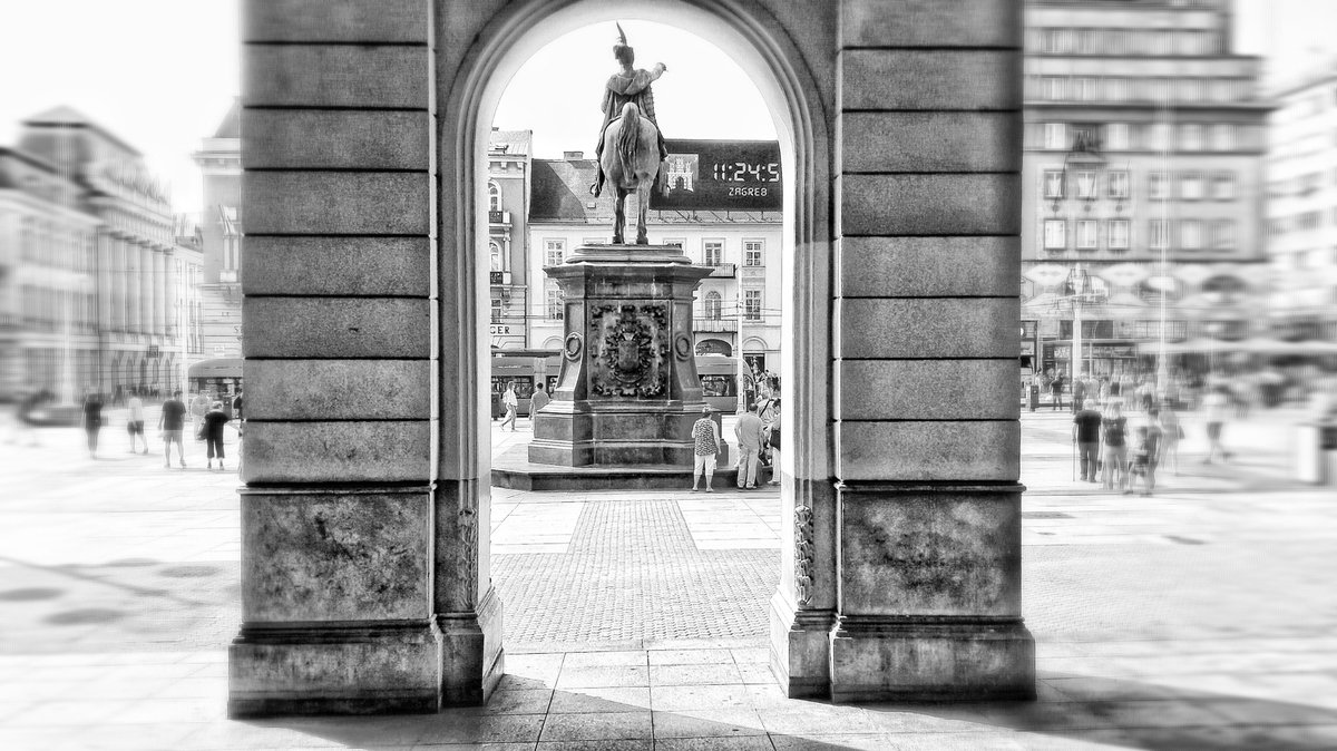 zkaparic's tweet photo. #zagreb #square #croatiafulloflife #blackandwhite #oneday #life https://t.co/CtzT1y8BZO