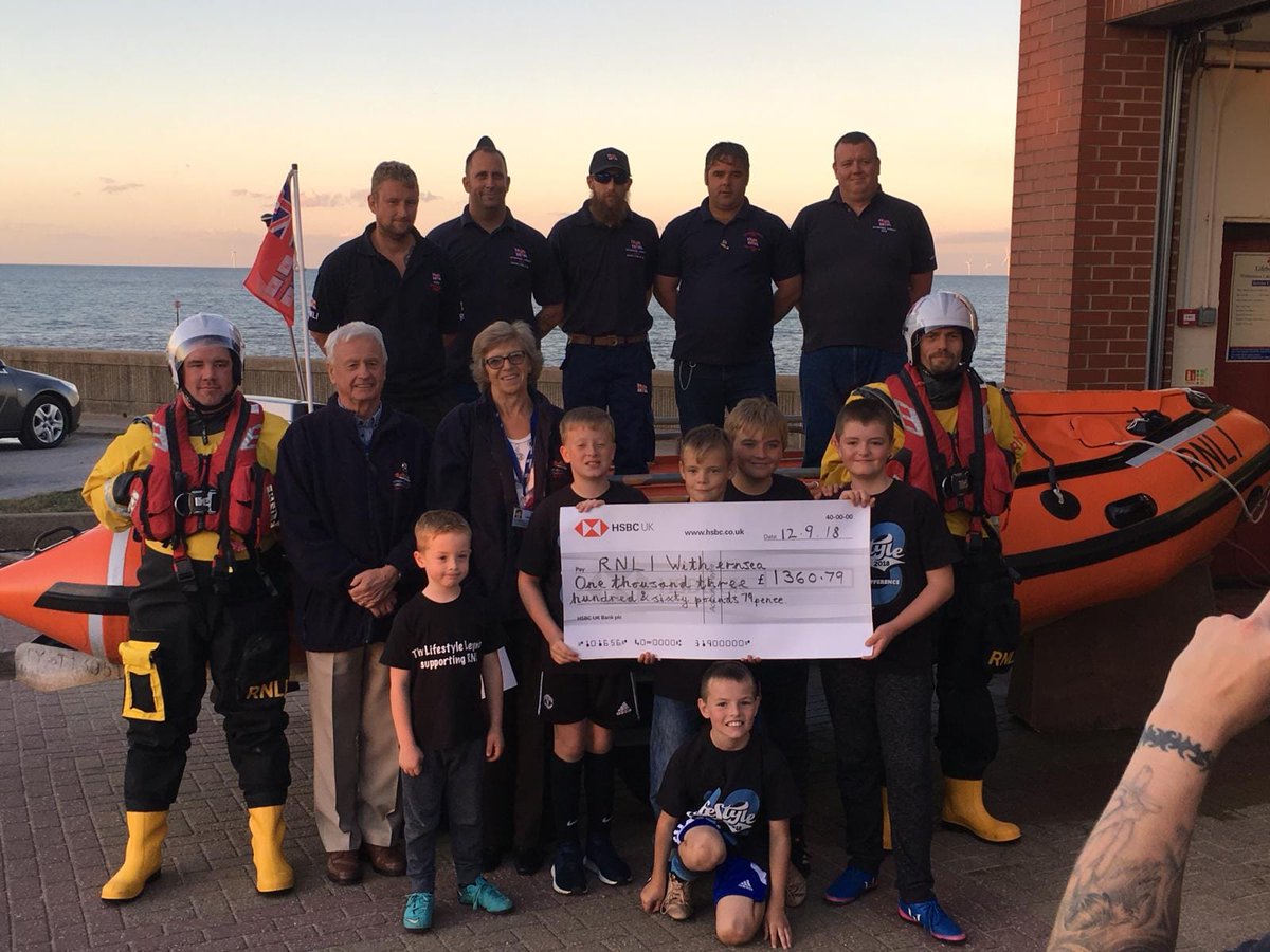 StevenThommo's tweet photo. @HP_LifestyleYET The Lifestyle Legends presented a cheque for £1360.79 tonight to Withernsea Lifeboat Crew.Really proud of them  😁they love their certificates -thank you👍 https://t.co/d5d7xjiCZn