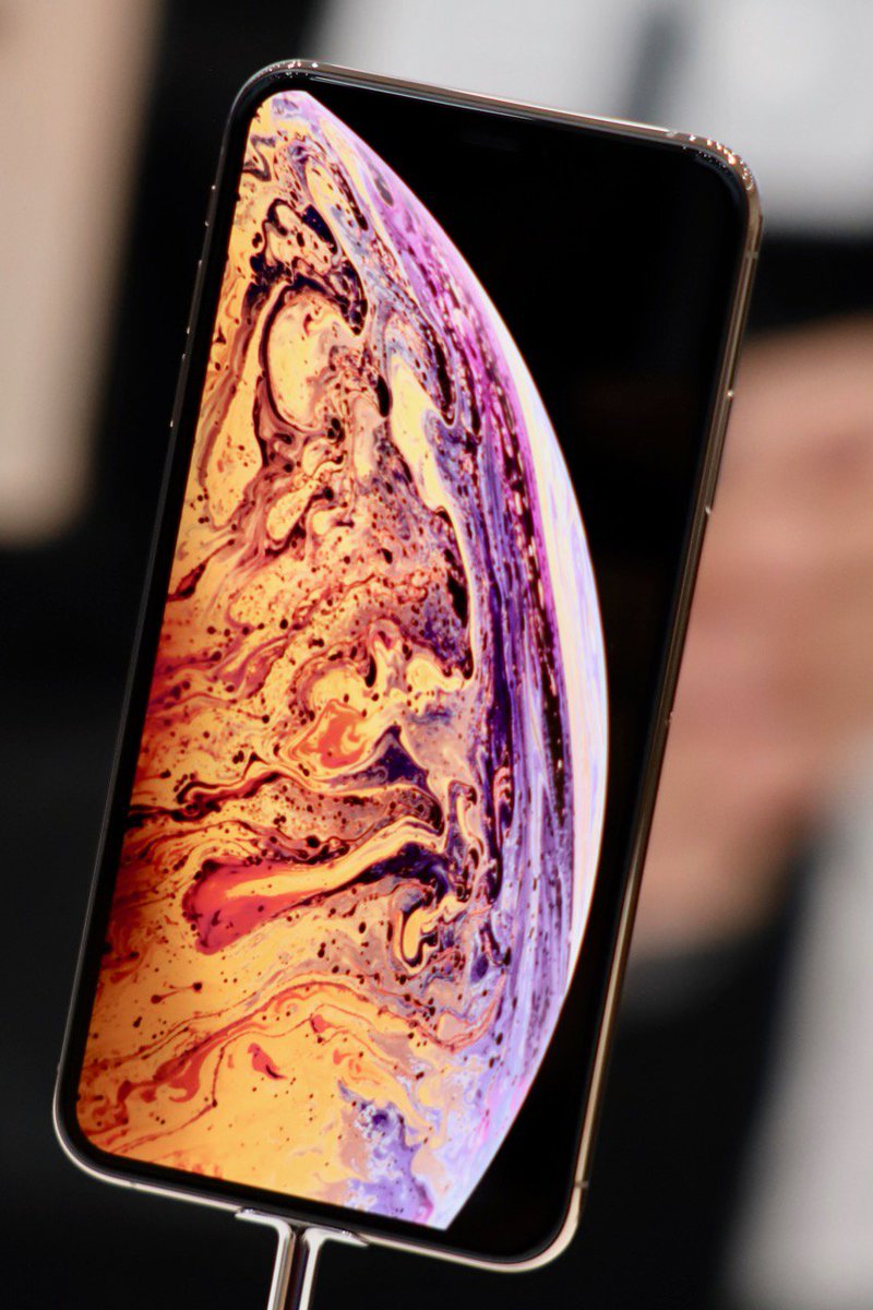 flick_mag's tweet photo. iPhone Xsは従来のサイズだからイメージしやすいと思います。
Xs Maxは6.5インチと数値的には相当大きな印象を受けますが、手に持った感じは全然違和感なく、従来のPlusラインとほぼ同じサイズ……なのですが、軽いのでこぶりに感じます。
#New_iPhone #Steve_Jobs_Theater https://t.co/q0vTrSF4Ou
