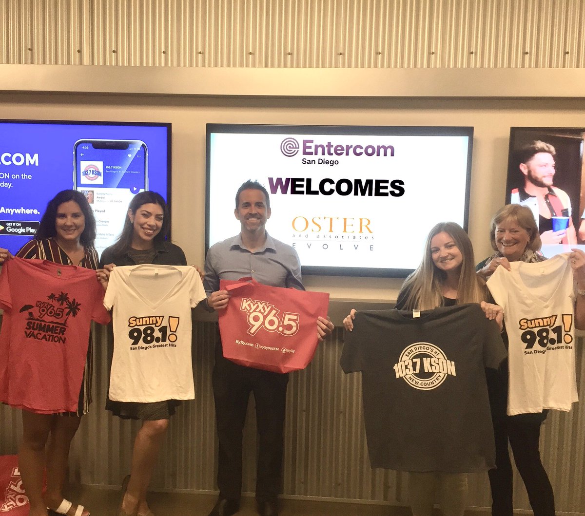 PatrickJPierce's tweet photo. Our @OsterAds office took a tour of @entercom San Diego today to get a feel for the new offices and studios. Good stuff! π»πππ #entercomsd #entercom #sandiego #radio #radiostations #tour #officespace https://t.co/JWysz2OZ8h
