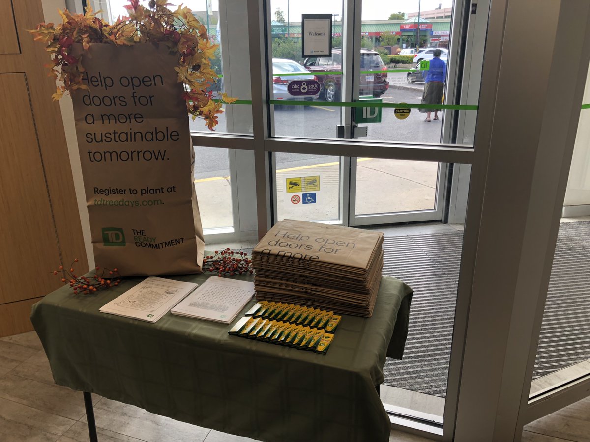 Monalissa_TD's tweet photo. Visit us at #BestOnBank for your leaf collection bags and help reduce our carbon footprint! #TDTreeDays #TheReadyCommitment @TDFEF @DaveRalph_TD https://t.co/5PD3JctV4s