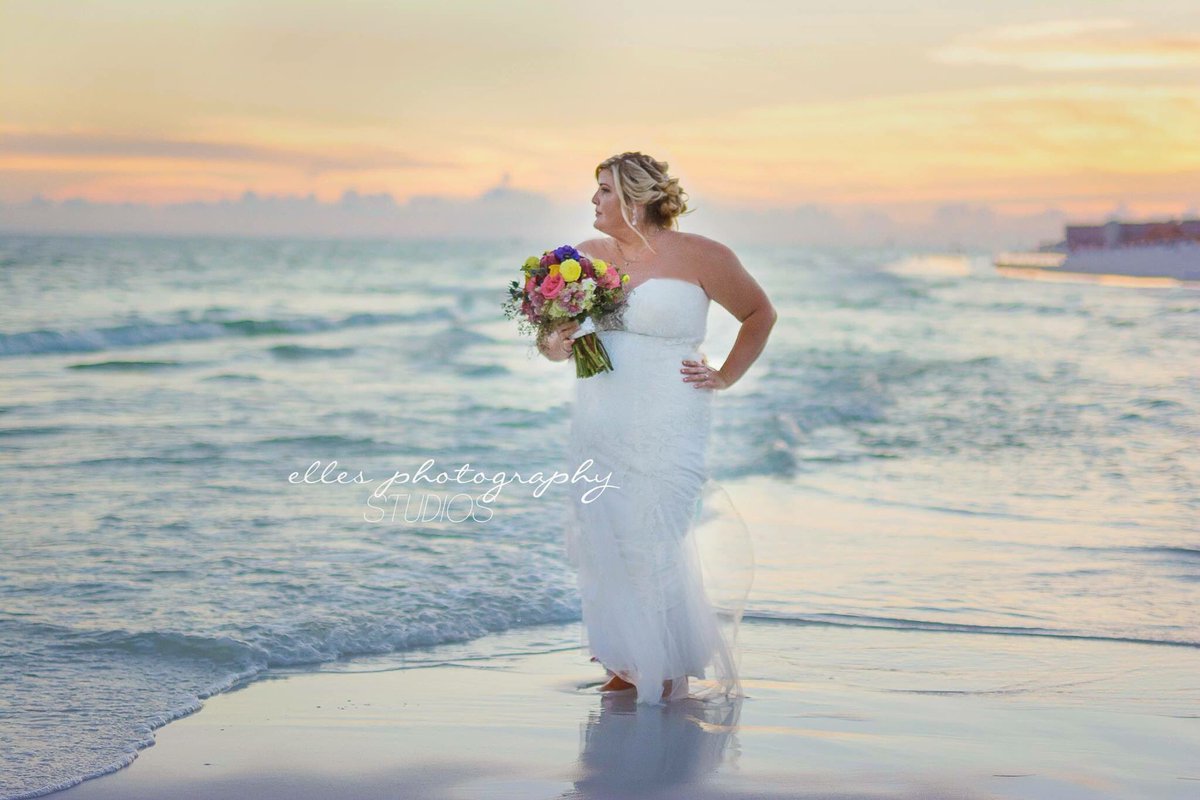 EllesPhoto's tweet image. Isn’t she just stunning? These Florida beaches sure do come through for these #destinationweddings   @FLTripGuides