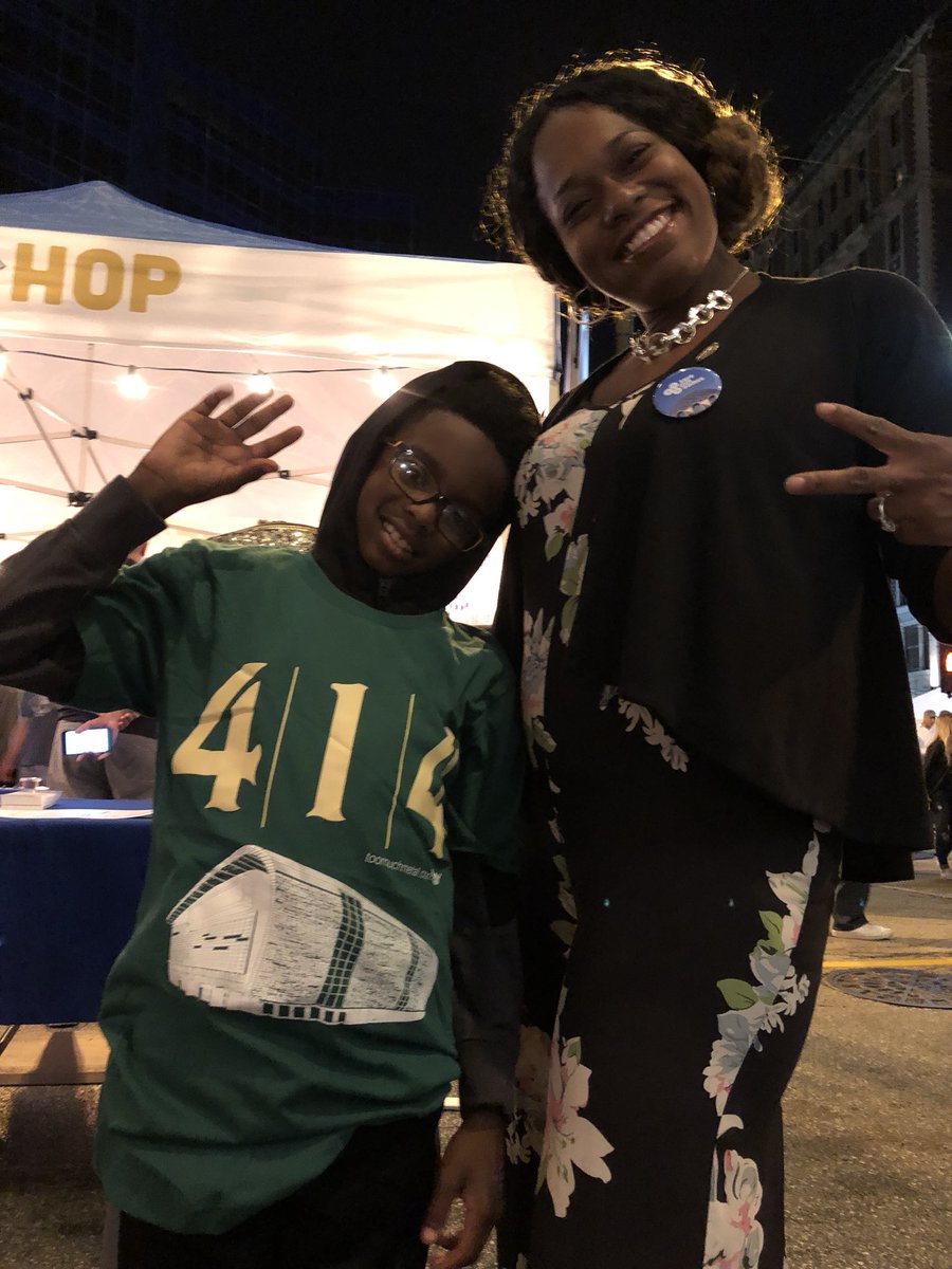 toomuchmetal's tweet photo. This young man knows how to get the #FourOneForum. https://t.co/b9se1GEUXf