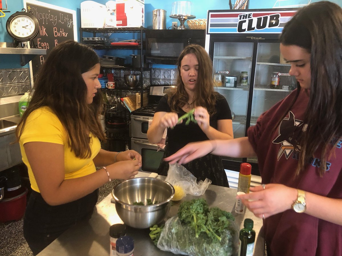 LaurelHouseOC's tweet photo. With the school year in full swing, meal times are our favorite time to come together! By modeling a healthy family having meals together every evening, we help instill a sense of stability and create positive memories that last a lifetime. https://t.co/lRAordDV9q https://t.co/pHD6FdSwsS