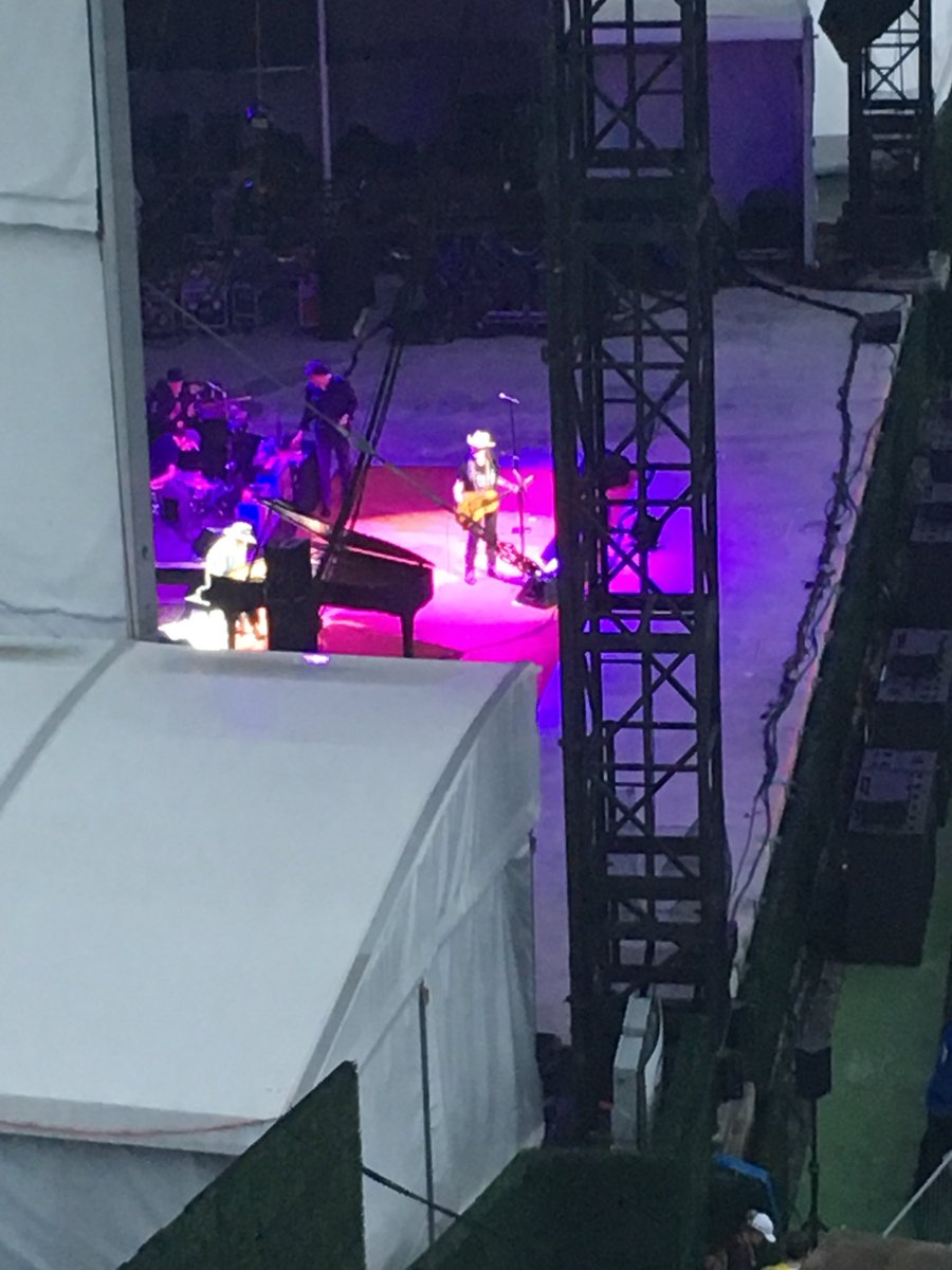 michaelmcguire1's tweet photo. Crying in the rain with @WillieNelson #oprey https://t.co/q8aNLyi3rn