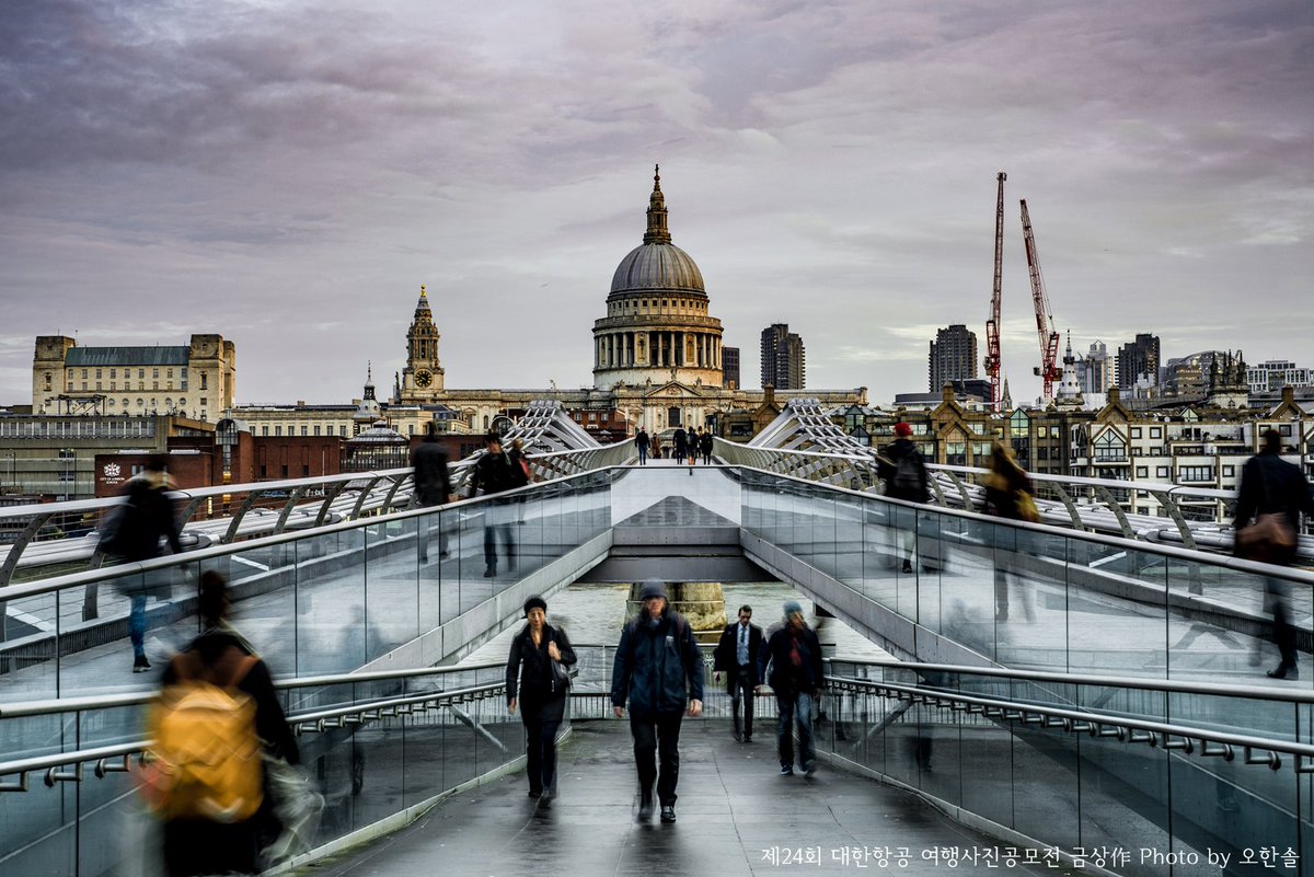 유럽으로 가는 길?✈️ 런던으로 가는 길!🏤 사람들은 출근하는 길!🏃‍♀️🏃‍♂️ 누구에게는 낭만의 도시로 다가오는 반면 다른 누구에게는 일상을 보내는 삶의 터전이겠죠? 트친님들이 계신 그 자리는 여러분과 다른 사람들에게 어떤 공간인가요?✨ #대한항공 #런던가는길 #출근길 or #여행길