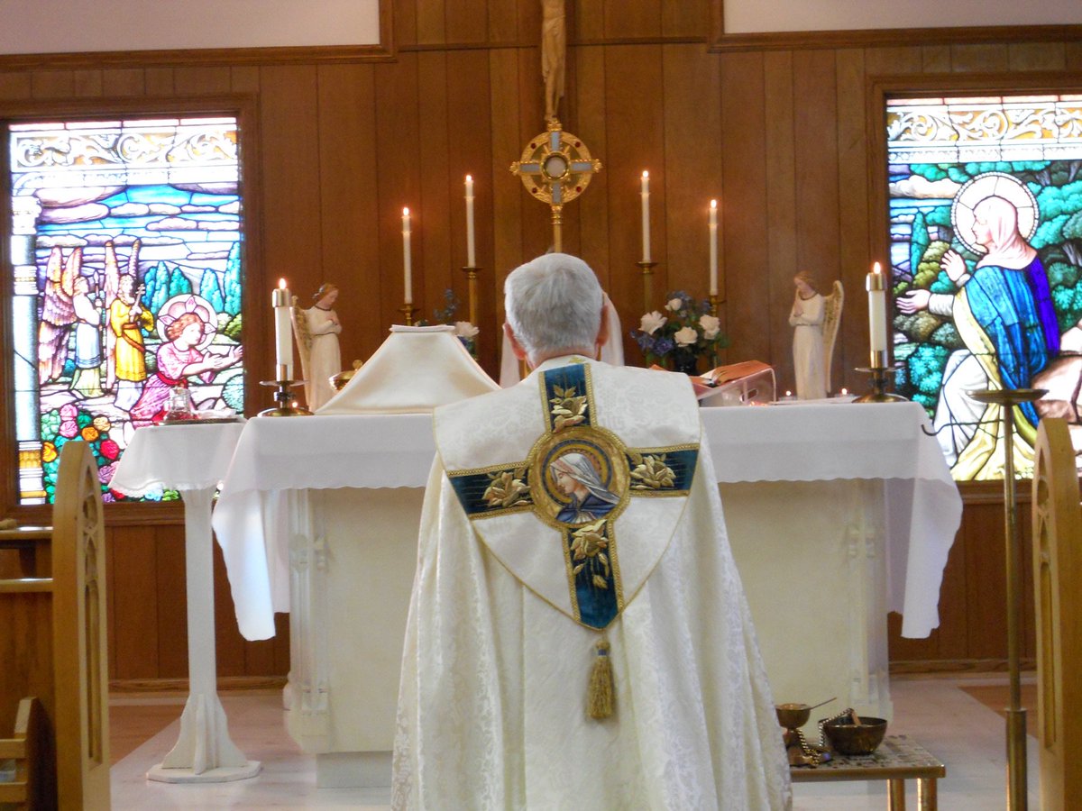 nunsforpriests's tweet photo. Its fun when we notice priests loving Jesus! This is especially delightful when they are unaware others have witnessed those precious moments. https://t.co/Hmi0rZ0suI #GoodPriest #GoodPriests https://t.co/Oks0Z4jps9