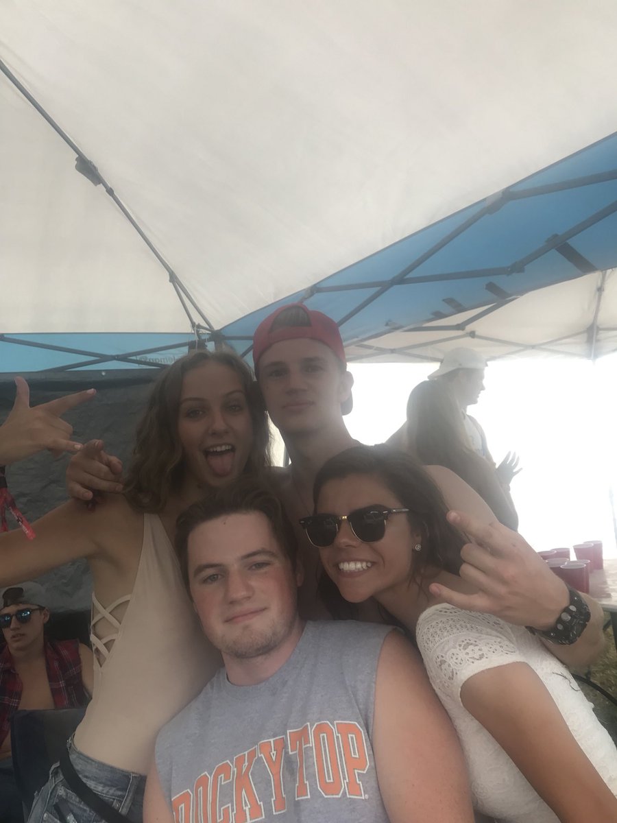 hoff_mj's tweet photo. Happy Bday @lekkamakaris ! Sorry I never took you to a high school dance🍰🎊🎉 https://t.co/n9VPZTDpzN