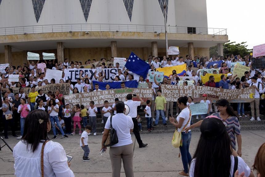 elheraldoco's tweet photo. Estudiantes piden al Gobierno mantener el programa ‘Ser Pilo Paga’
https://t.co/mgjTVGhN2L https://t.co/6oDfo7u4Ps