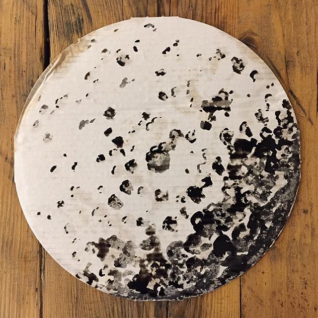 griffics_play's tweet image. Take a slice of the moon. .
.
#pizza #pizzatray #moon #craters #oil #trash #rubbish #reuse #repurpose #ink #painting #artwork #artistsoninstagram #drawn #black #ink #shadows ift.tt/2Mqrdbb