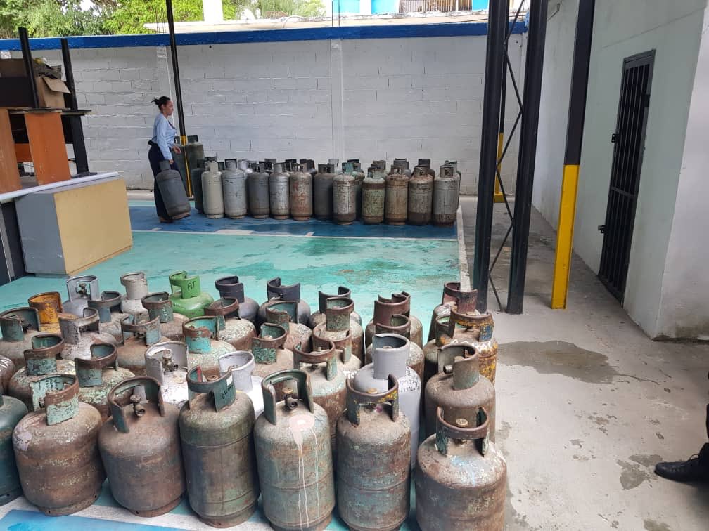 rafaellacava10's tweet photo. Q les parece a estos pajaritos en Naguanagua les cayó el carro d Drácula porque tenían acaparadas más de 300 bombonas d gas para revenderlas a precios exorbitantes y las victimas tenían q depositar en una cuenta personal.Pues se jod....ron!!! Ahora van a bachaquear al cdsm 🦇🦇🦇 https://t.co/1pE2S5Ppbj