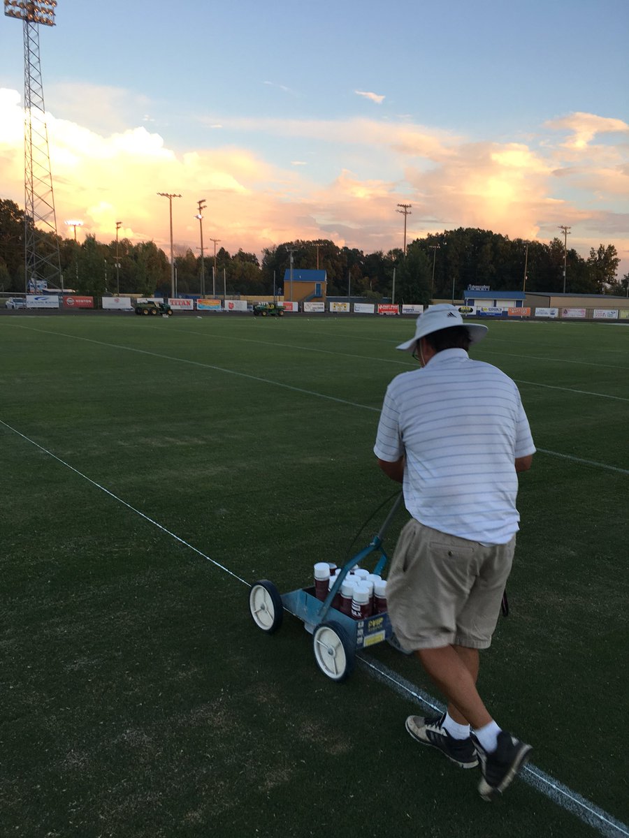 pops_coach's tweet photo. Forgot to put field painting expert! Look at that sky!!! 🎨🏟#picasso https://t.co/sajc4Bv7Fp