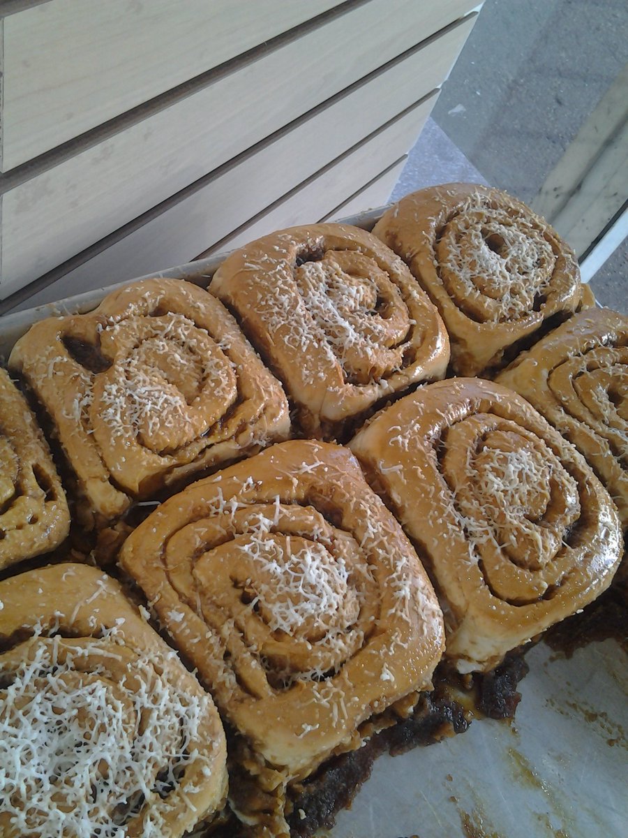 DrSertralina's tweet photo. Mi familia y yo ahora estamos vendiendo pancitos y dulces de panadería, debo admitir que al principio me daba pena.

Ahora estoy 100% orgulloso porque aquí nadie se rinde! https://t.co/zEfCKO12Ii